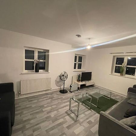 Lovely Spacious Entire 1 Bedroom Apartment - New Management Лондон Екстериор снимка