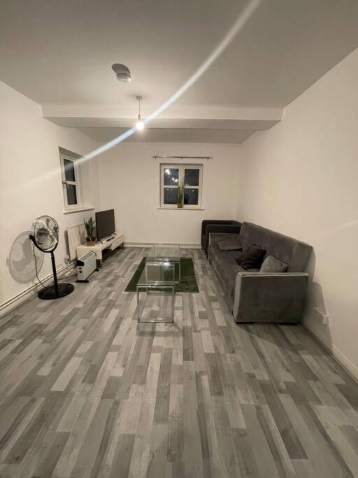 Lovely Spacious Entire 1 Bedroom Apartment - New Management Лондон Екстериор снимка