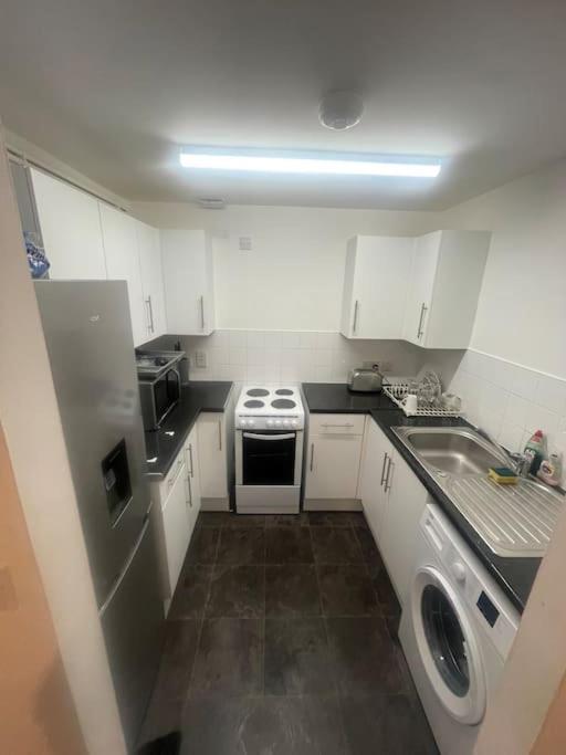 Lovely Spacious Entire 1 Bedroom Apartment - New Management Лондон Екстериор снимка