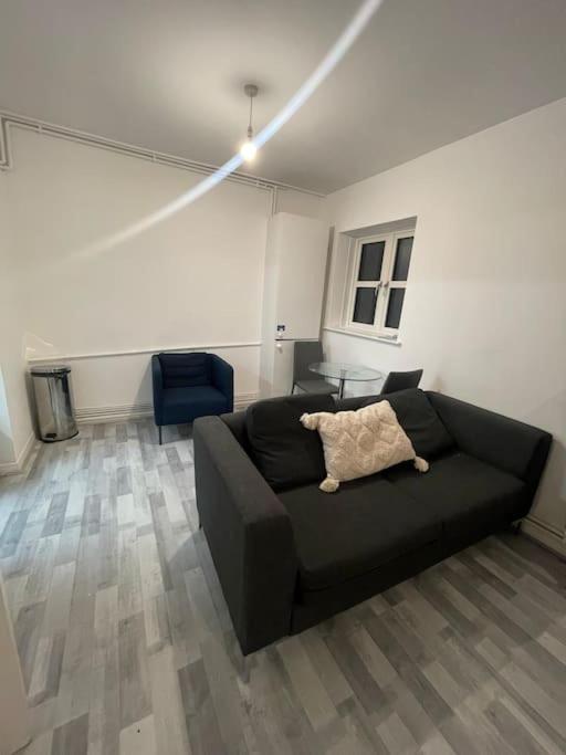 Lovely Spacious Entire 1 Bedroom Apartment - New Management Лондон Екстериор снимка