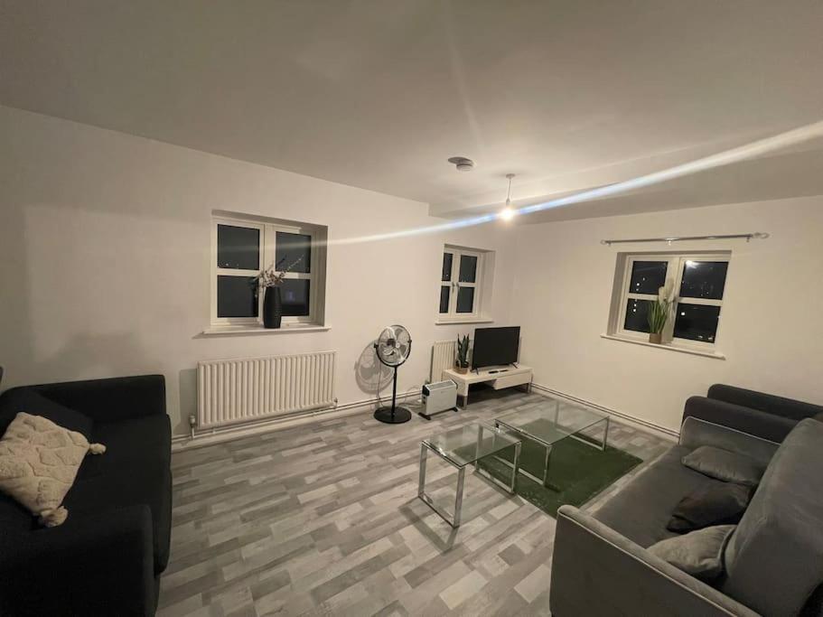Lovely Spacious Entire 1 Bedroom Apartment - New Management Лондон Екстериор снимка