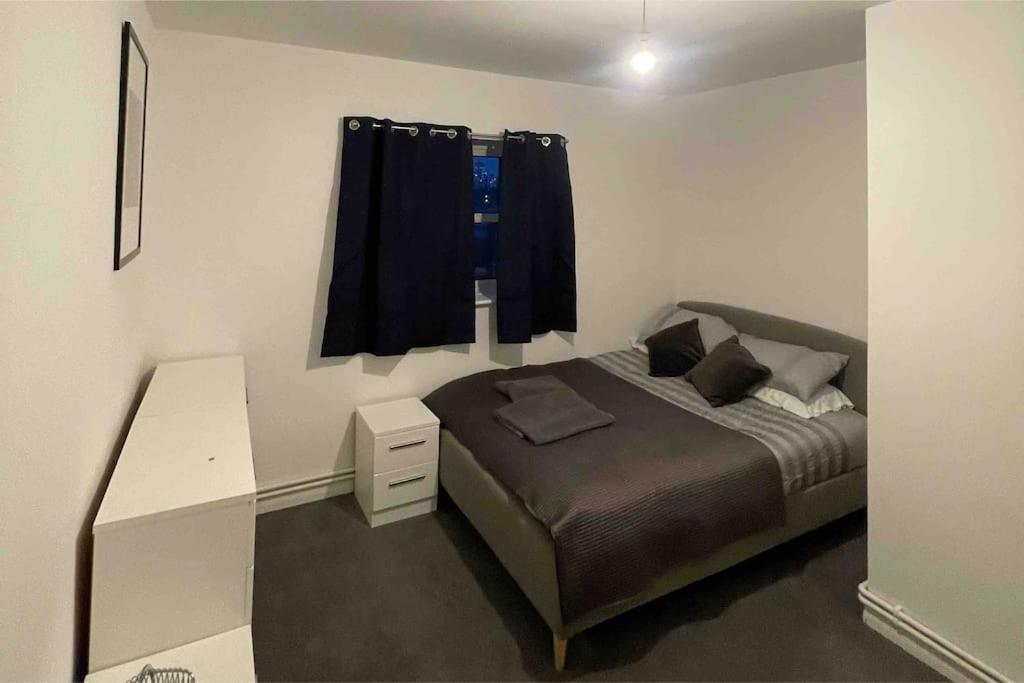 Lovely Spacious Entire 1 Bedroom Apartment - New Management Лондон Екстериор снимка